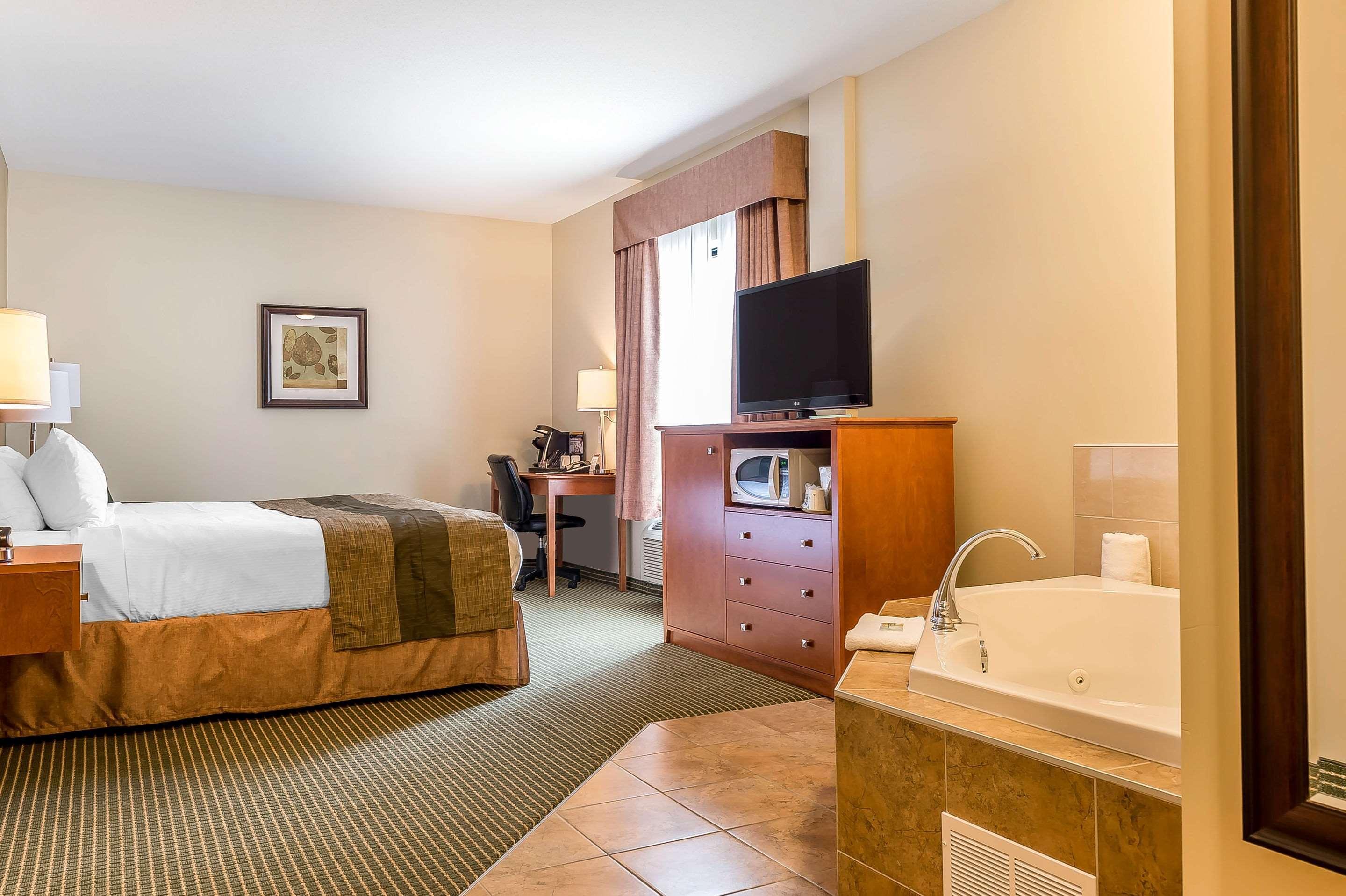 Quality Inn & Suites Hawkesbury Extérieur photo