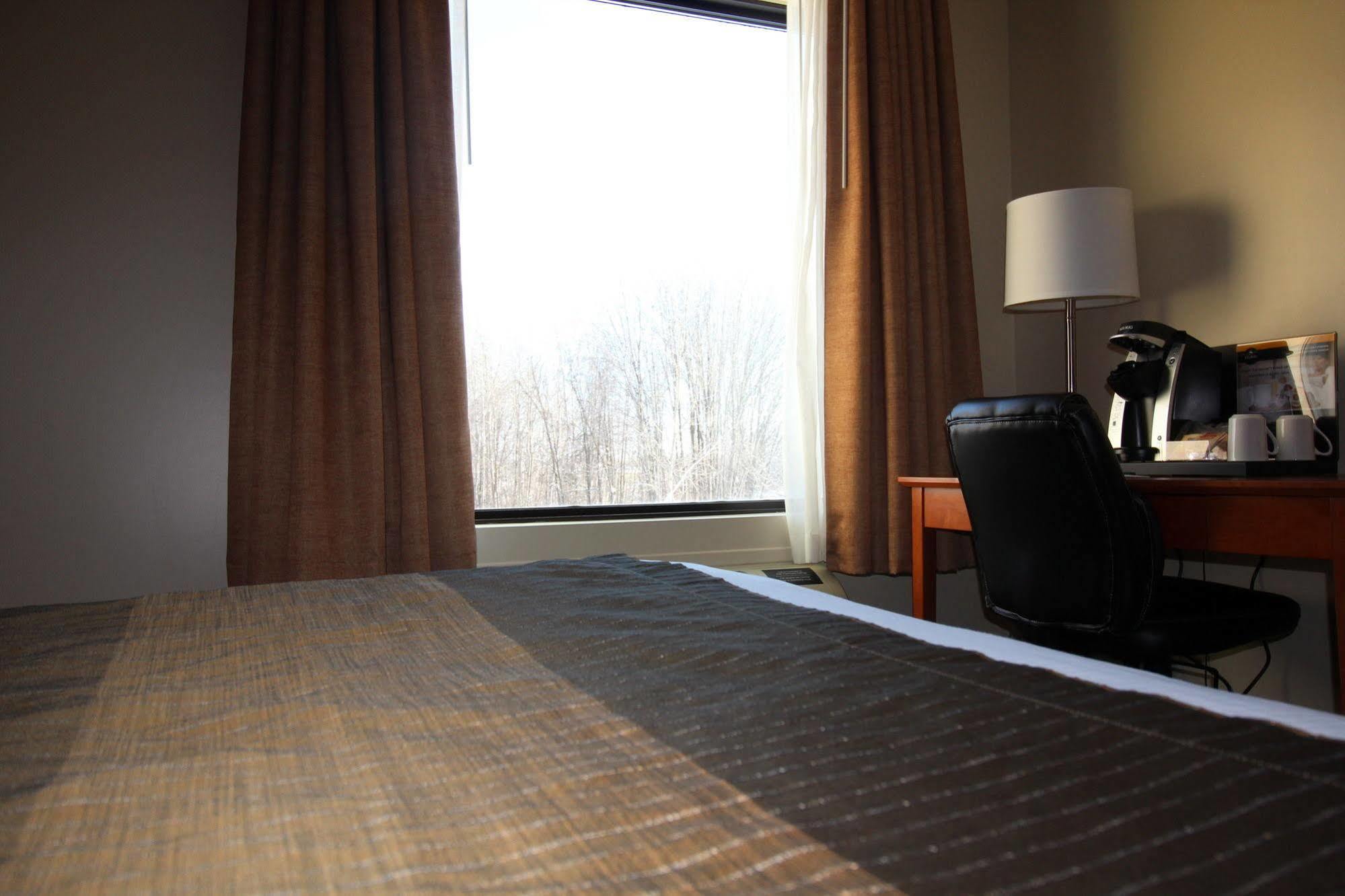 Quality Inn & Suites Hawkesbury Extérieur photo